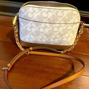 Selling the brand new Michael Kors Jet Set Charm Crossbody